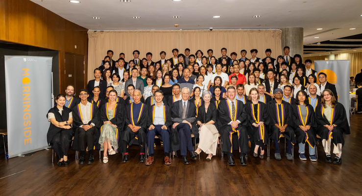 Parents and fershmen gathered for a group photo with College leadership and Fellows.
