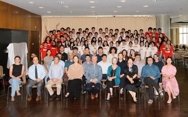 College leadership, Fellows, and staff gather with freshmen and upperclassmen for a group photo.