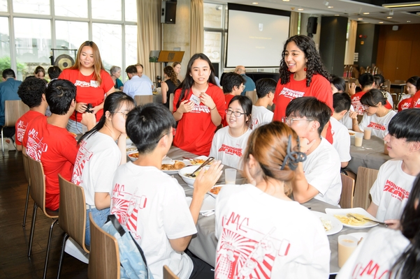 O'Camp leader speak excitedly with freshmen.