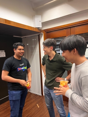 Sudents speaking with Alumnus Poh Wongkham