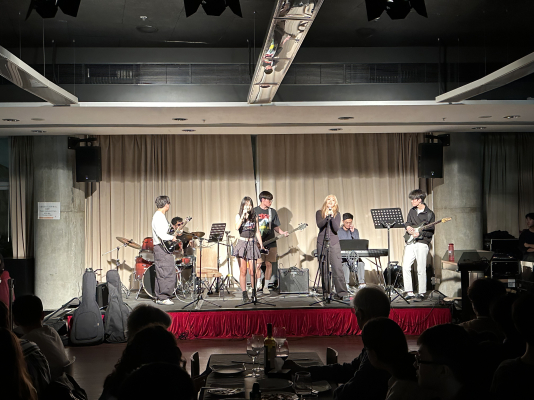 A full band performs