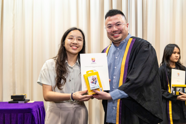 Professor Benny Lim was the guest judge for the MC Photography Competition