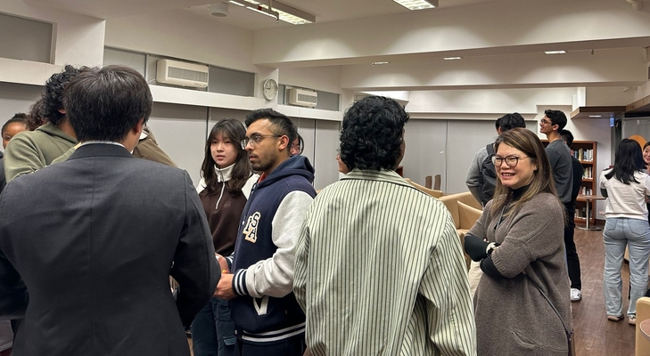 Students speaking with the alumni after the talk.