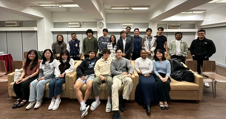 The participants gathered for a group photo after the talk.