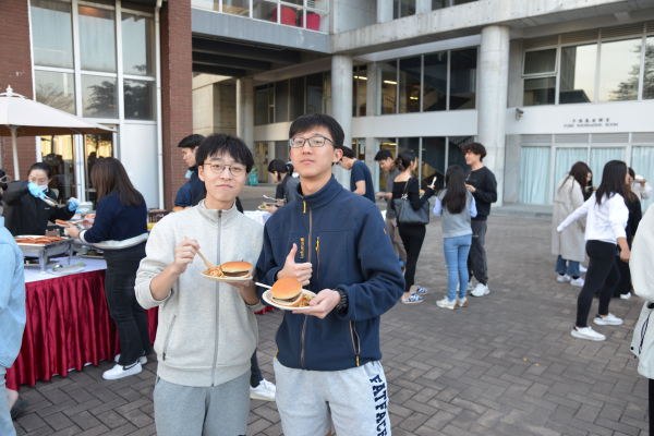 Morningside students enjoying their burgers.