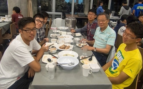 Students and Fellows Gather for Mentor-Mentee Dinner